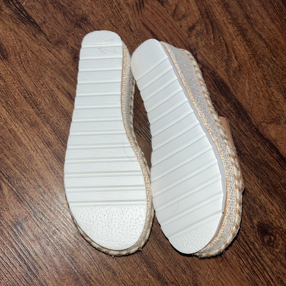 NWOT sandals - Picture 2 of 6